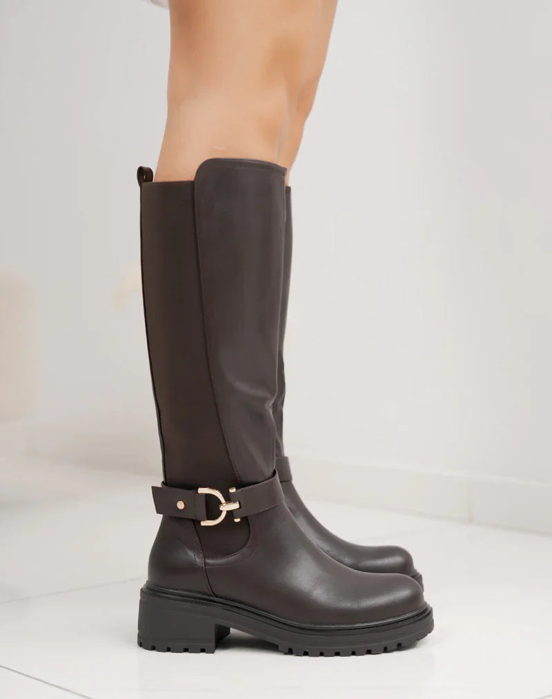 Botas altas marrones con banda elástica y detalle dorado